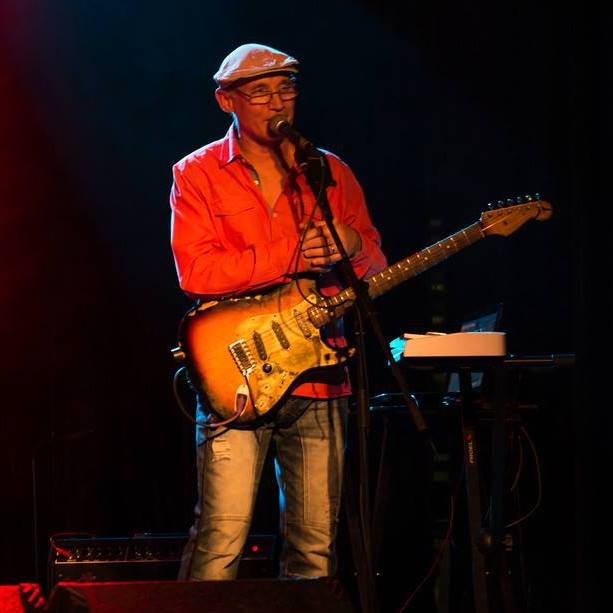 Dave Abbot entertains with great music at Vini's restaurant in bedfordview